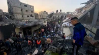 Los ataques israelíes contra la Franja de Gaza no cesan y solo desde este lunes ya son más de un centenar los palestinos fallecidos