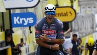 Van der Poel se impone a Pogacar y Vingegaard y se viste de amarillo