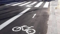 Aviso de la DGT a ciclistas: Multas de hasta 200 euros por no hacer este gesto obligatorio al cruzar el paso de peatones en bicicleta