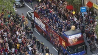 Barcelona se lanza a la calle para festejar los títulos del Barça