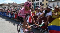 Del Toro aprovecha una caída masiva para aumentar su ventaja con Ayuso y Roglic