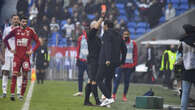 Brutal sanción para el entrenador del Lyon tras encararse con un árbitro