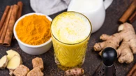 Leche dorada, la bebida india que ha llegado a nuestro país y está causando furor: estos son sus beneficios y así puedes prepararla para relajarte