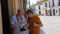 El truco del falso turista: así funciona el novedoso método que utilizan los ladrones para robarte el móvil en plena calle