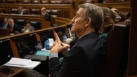 "¿Por qué tardo 16 meses en expulsar a Ábalos?" o "¿Ha recordado quién es Aldama?", las 50 preguntas de Feijóo a Sánchez en el Congreso