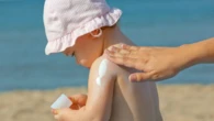 ¿Echas crema solar a tu bebé en verano? Un oncólogo señala qué haces mal y explica cómo cuidar su piel para evitar el riesgo de cáncer
