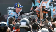 Aldeguer toca la gloria y Márquez, el suelo
