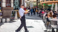 Un bar coloca un cartel en las mesas advirtiendo de que los clientes tendrán que hacer esto cada 50 minutos