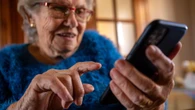 Un joven de Zaragoza crea un móvil adaptado para su abuela y, cinco años después, cambia la vida de más de 10.000 personas en toda España