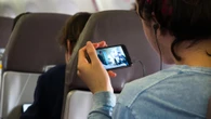 Un piloto despeja las dudas sobre si es necesario activar el modo avión durante un vuelo