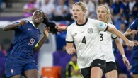 La alemana Kathrin Hendrich, expulsada por tirar de la coleta a una rival francesa