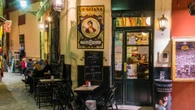 Va a un bar, pide una famosa bebida y lo que le traen en su lugar le escandaliza: acabó pagando lo menos posible