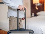 I've stayed at over 500 hotels. There are 2 red flags I always notice before booking &mdash; and 3 that make me want to check out.