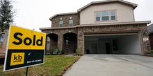 Mortgage rates are sinking, but don't time the housing market by waiting for them to fall further, Bank of America exec says