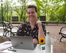 I replaced my corporate salary by starting a photo booth business. Now, I coach entrepreneurs on finding their niche.