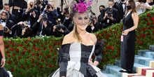 Sarah Jessica Parker says her teenage daughters thrift, work summer jobs &mdash; and she doesn't give them cash for clothes