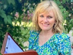 I quit fast-paced journalism to care for my sick mom. My experience in both led me to become a celebrant at funerals.
