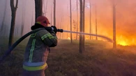 Trwa walka z wielkim pożarem lasu. W akcji tysiąc osób, śmigłowce i drony
