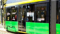 Tramwaj zderzył się z autokarem. Motorniczy zakleszczony w pojeździe