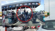 Dantejskie sceny przed bramką na A4. Wściekły motocyklista tłukł kierowcę passata [WIDEO]