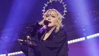 Madonna wyzwała fana, bo... siedział. Okazało się, że jest niepełnosprawny