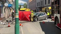 Auto uderzyło w kamienicę w centrum miasta. Nie żyje pasażerka