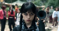 Dos fechas de estreno y ¿Lady Gaga?: Todo lo que se sabe sobre 'Merlina 2'