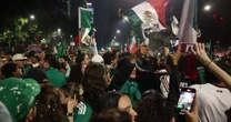 Miles salen a las calles de CDMX para celebrar el triunfo de México sobre Ecuador