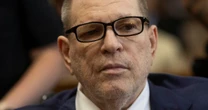 Un juez de Manhattan declara nulo el cargo a Harvey Weinstein por violación