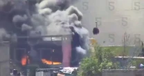 Fuerte incendio consume fábrica de colchones en Ecatepec; suspenden servicio del Mexicable