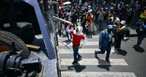 Maestros de la CNTE chocan con policías en inmediaciones del 'fan fest' en el Zócalo de CDMX