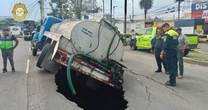 Socavón se abre en Calzada Zaragoza en plena temporada de lluvias; pipa cae