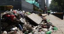 Festejo por triunfo de México deja cúmulos de basura en Reforma y Ángel de la Independencia