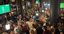 #Crónica | Mexicanos imponen la fiesta y los cánticos en bar británico en CDMX