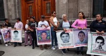 Padres de los 43 salieron decepcionados de reunión con Sheinbaum, dice representante