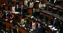 Senadora de Morena propone retirar visas a extranjeros que discriminen