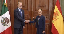 Sheinbaum recibe al rey Felipe VI en Palacio Nacional y pone fin a distanciamiento México-España
