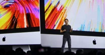 Quién es John Ternus, el posible sucesor de Tim Cook en Apple