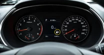 Qué significa la flecha que aparece junto a la bomba de gasolina y cuándo puede sacarte de un apuro