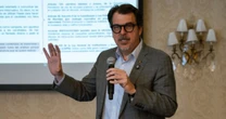 Candidato a la Corte denuncia a contrincantes por promoción en redes sociales