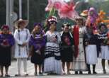 Calaveras, carros alegóricos y artistas adornan el Desfile de Día de Muertos