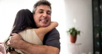 Padres presentes, pero ausentes del sistema: la paternidad que la economía sigue ignorando