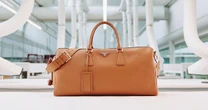 El mundo al hombro con la Duffel Bag de Prada