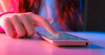 Estudiar cuesta más por la presión de tener un smartphone ‘de moda’