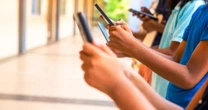 Francia avanza hacia una prohibición más estricta de celulares y redes sociales para menores