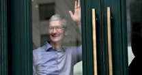 ¿De cuánto es la fortuna de Tim Cook, el CEO que deja Apple tras 15 años al frente de la empresa?