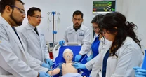 Colegiaturas caras, poca oferta y los otros "costos ocultos" para estudiar Medicina en México