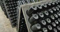 ¿El fondo cóncavo en las botellas mejora el vino? Esto dice el WSET