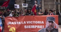 Manifestantes piden reinstalar esculturas de Fidel Castro y el "Che" Guevara