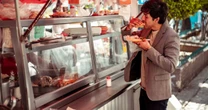 ¿Comes cerca del Metro? IPN encuentra bacterias fecales en puestos de comida